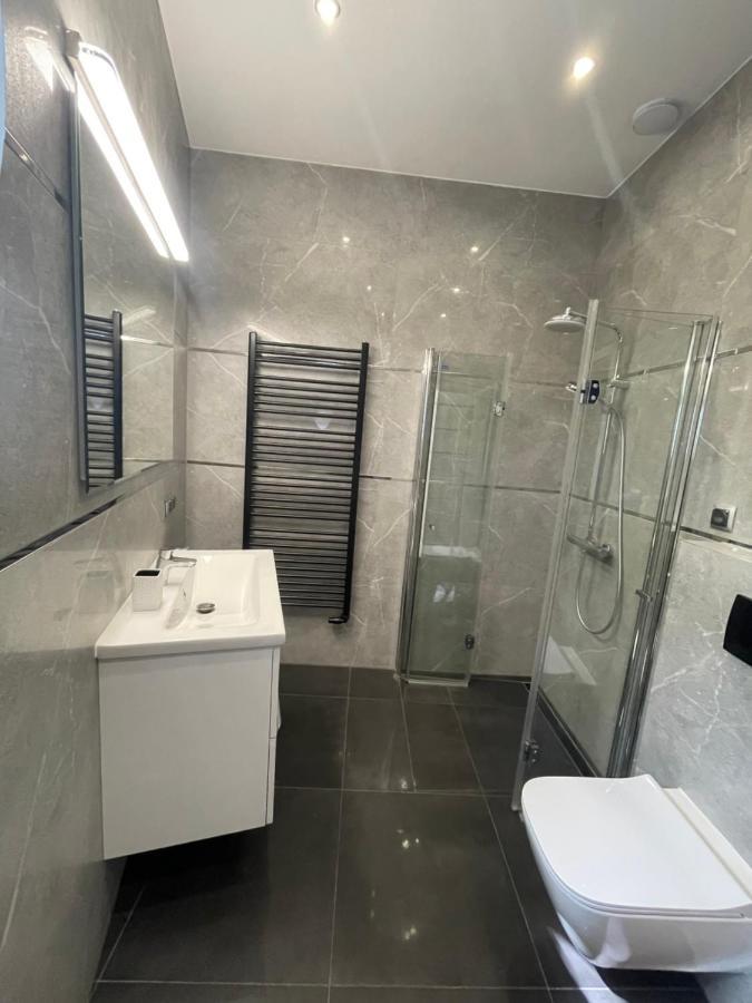 Navy Blue Z Tarasem Apartment
